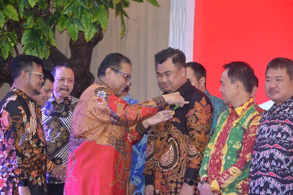 Bupati Dharmasraya Terima Lencana Bidang Koperasi